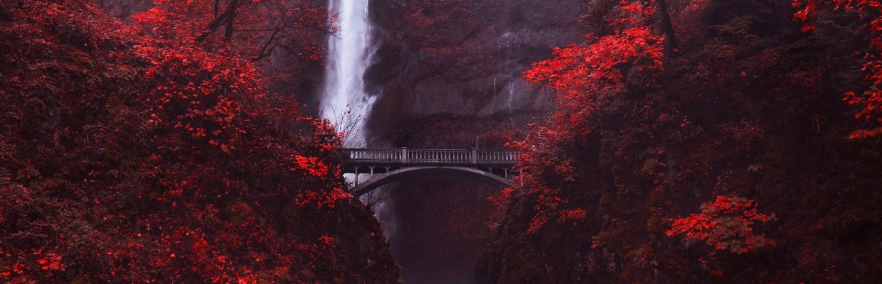 Brücke vor einem Wasserfall