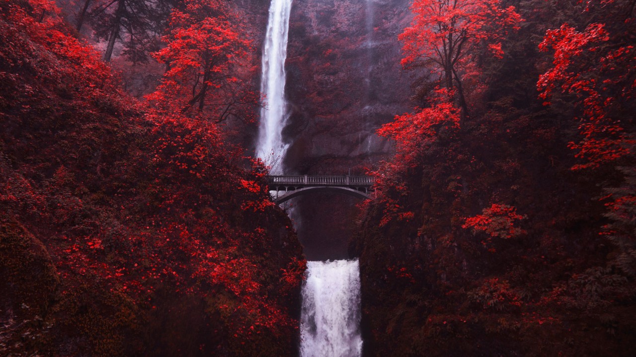 Brücke vor einem Wasserfall